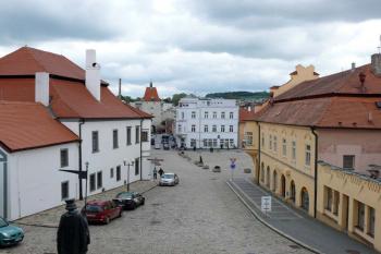 Pohled z okna směrem k náměstí (© Jiří Cukr, 05/2010)