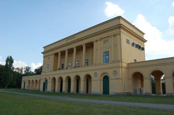 zámek od přístupové cesty (© Rodochrozit, 07/2010)