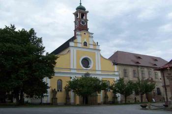 Pohleed na klášter a kostel (© Vladimír Studecký 08/2005)