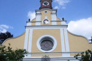 Průčelí kostela (© Marian Repáš 08/2006)