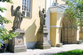 Sochy svatých před vchodem do kostela ( © Pavel Vítek 07/2007)