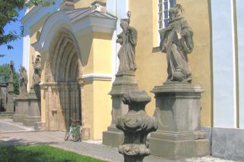 Sochy svatých před vchodem do kostela ( © Pavel Vítek 07/2007)