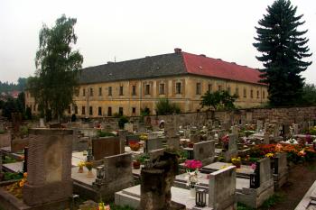 klášterní budova ze hřbitova ( © Milan Caha 08/2008)