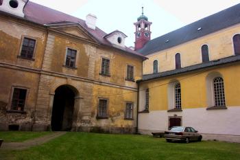 nádvoří kláštera a loď kostela ( © Milan Caha 08/2008)