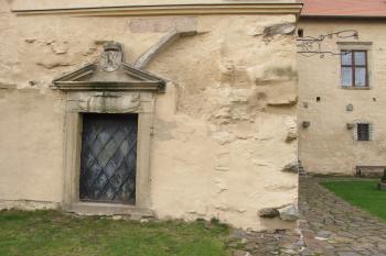 vstup do jižního křídla vlastního hradu s erbem (© D Dohňanský, 11/2016)