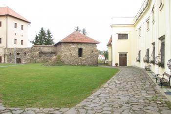 část hradního nádvoří (© D Dohňanský, 11/2016)