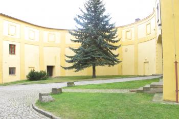 půlkruhová budova spojená s věží (© D Dohňanský, 11/2016)