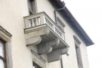 kamenný balkón na krákorcích (© D Dohňanský, 11/2016)