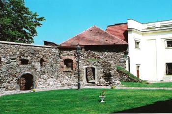 nádvoří (© Lenka Nemelová, 7/2006)