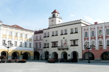 pohled na radnici z Masarykova náměstí ( © Jan P. Štěpánek 06/2008)