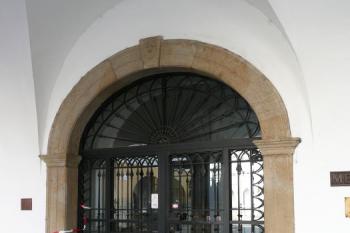 vstupní portál z náměstí ( © Jan P. Štěpánek 07/2008)