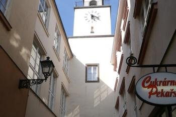 pohled na radniční věž z Lidické ulice ( © Jan P. Štěpánek 06/2008)