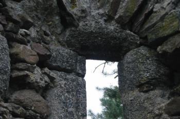 detail gotického okenního ostění,které se zachovalo několik století (© D Dohňanský, 07/2014)