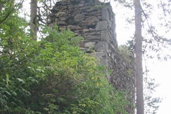 Věž střežící prostor vstupní brány (© D Dohňanský, 07/2014)