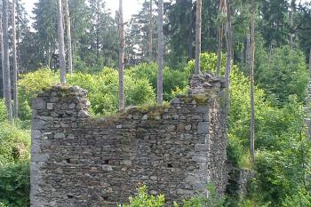 Hranolová věž v nároží obvodové hradby předhradí, s ozdobným armováním nároží, která mohla zajišťovat bránu (© Jan Večeřa, 06/2014)