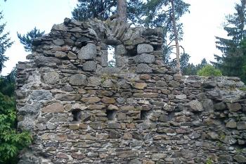 Interiér věže předhradí, kapsy po stropních trámech a v 1. patře okénko (© Jan Večeřa, 06/2014)