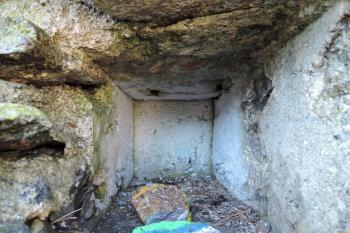 Kapsa po stropním trámu hranolové věže předhradí, mráz krásně vyznačil letokruhy trámu, zazděného a obaleného čerstvou maltou (© Jan Večeřa, 02/2016)