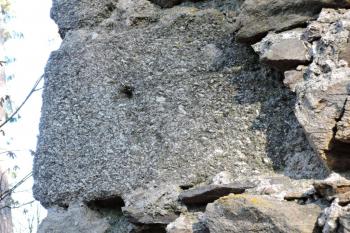 Armovací kvádr nároží hranolové věže s typickým důlkem po krepnách (© Jan Večeřa, 02/2016)