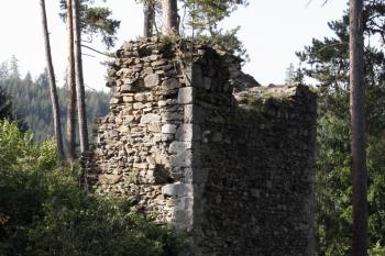 Věž přistavěná ke starší hradbě předhradí je nejzachovalejší částí hradu ( © Iva Spurná 27.9.2009)