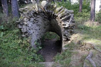 Zbytek klenutého vstupu do sklepa (© Iva Spurná 27.9.2009)