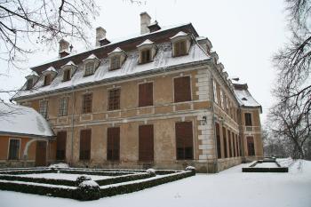 Zámek z boku ( © Petr Nožička 01/2011)