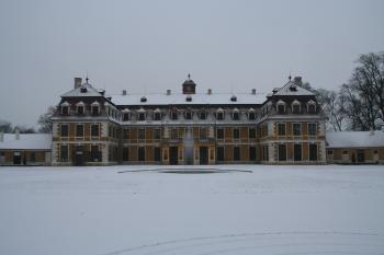 Čelo zámku ( © Petr Nožička 01/2011)