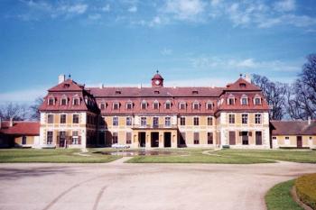 Zámek v Rájci nad Svitavou ( © Pavel Vítek 04/2005)