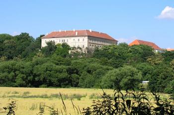 Pohled od západu ( © Roman Řezáč 07/2004)