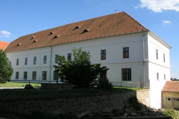 Boční zástavba ( © Roman Řezáč 07/2004)