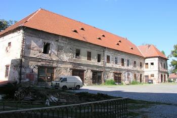 Boční zástavba ( © Roman Řezáč 07/2004)