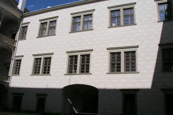 Nádvoří zámku ( © Roman Řezáč 07/2004)