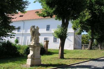 Pohled od kostela sv.Martina ( © Roman Řezáč 07/2004)