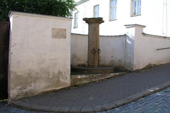 Pranýř blízko zámku ( © Roman Řezáč 07/2004)