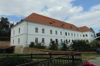 Sev. budova předzámčí (© Dušan Dohňanský  07/2021)