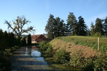Pohled na obnovený vodní příkop ( © Petr Nožička 9/2012)