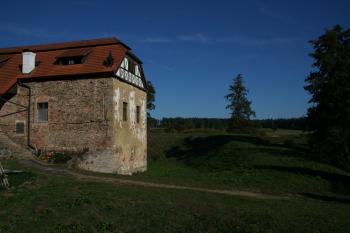Pohled na val a druhý příkop ( © Petr Nožička 9/2012)