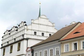 renesanční obloučkové štíty (© Karel Husák, 08/2007)