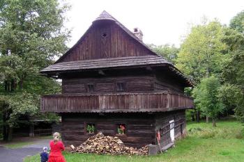 Budova fojtsví, která v interiéru ukrývá i školní třídu (© Jan P. Štěpánek 09/2006)
