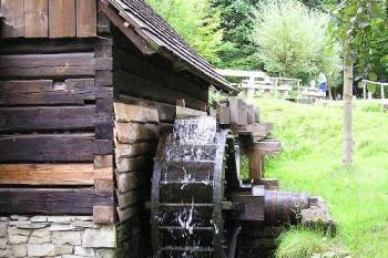 Mlýnské kolo pohánějící mechanickou valku (© Jan P. Štěpánek 09/2006)