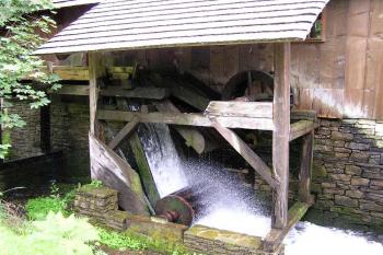 Vodní kola mechanické vodní pily v akci (© Jan P. Štěpánek 09/2006)