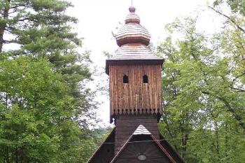 Dřevěný kostel sv. Anny dominující náměstíčku tzv. 
