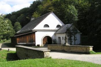 Hamr na obrábění železa s pohonem na tři vodní kola ( © Jan P. Štěpánek 09/2007)
