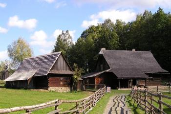 Hospodářská usedlost v horní části Valašské dědiny ( © Jan P. Štěpánek 09/2007)