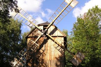 Dřevěný větrný mlýn na Valašské dědině ( © Jan P. Štěpánek 09/2007)