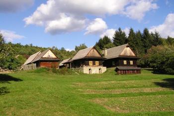Soubor usedlostí ve svazích Valašské dědiny ( © Jan P. Štěpánek 09/2007)