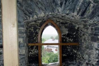 Okno se sediliemi (2004 © Václav Hájek)