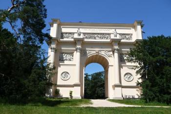 celkový pohled na lovecký letohrádek v podobě vítězného oblouku k uctění antické bohyně lovu Diany ( © Jan P. Štěpánek 07/2010)