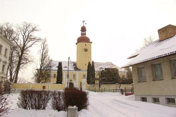 Čelní pohled na zámek ( © Roman Řezáč 03/2005)