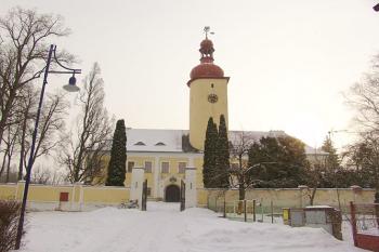 Čelní pohled na zámek ( © Roman Řezáč 03/2005)