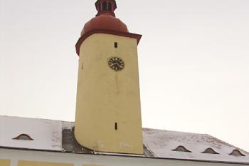 Věž zámku pochází z původního hradu ( © Roman Řezáč 03/2005)